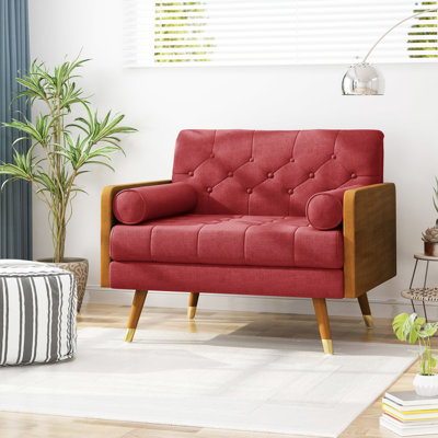 Élégant fauteuil club de style Mid-Century rouge avec boutons, deux traversins, pieds en bois d'hévéa avec accents dorés, détails en tissu rouge et H 32,03 po x l 37,34 po