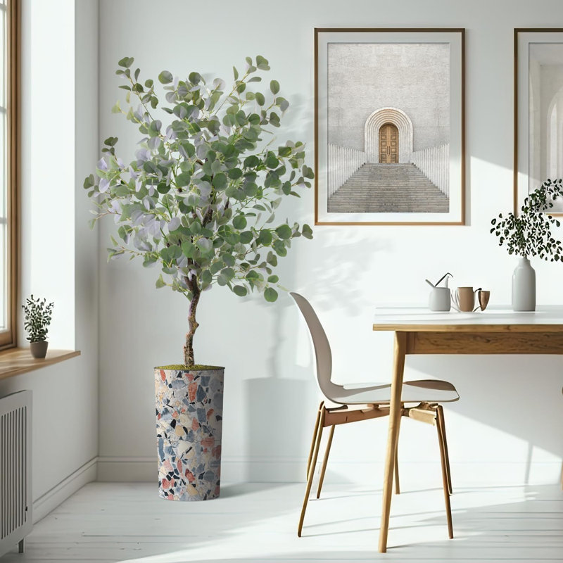 Arbre artificiel dans un pot de fleurs moderne, faux arbre en soie d'eucalyptus (décoration en pot et arbre)