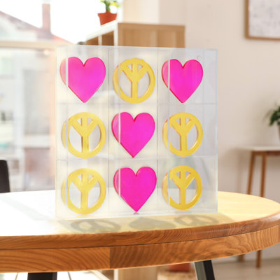 Ensemble de jeu de société Tic Tac Toe Noughts and Crosses, signes de paix et de cœur - décoration de table basse, rose / jaune, 10 po x 10 po