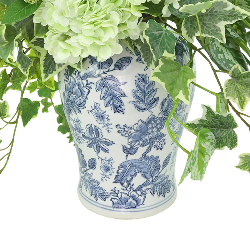 Arrangement d'hortensias et de lierre panaché dans un vase décoratif, Blanc