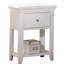 Table de chevet transitionnelle blanche avec tiroir et tablette inférieure pour chambre à coucher