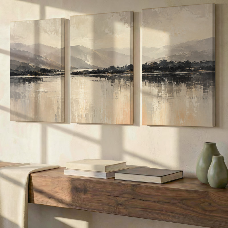 Ensemble exclusif de 3 toiles panoramiques représentant un paysage de lac et de montagne aux tons neutres et apaisants. Décoration murale idéale pour le salon, la chambre à coucher et le bureau.