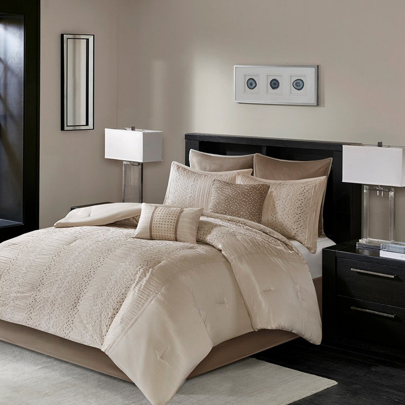 Ensemble de literie pour très grand lit 8 pièces - édredon brodé, taies décoratives en soie synthétique, touche luxueuse