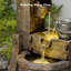 Fontaine en forme de tonneau en bois et de fer rétro avec lumières DEL - Ensemble d'eau à niveaux pour patio ou jardin