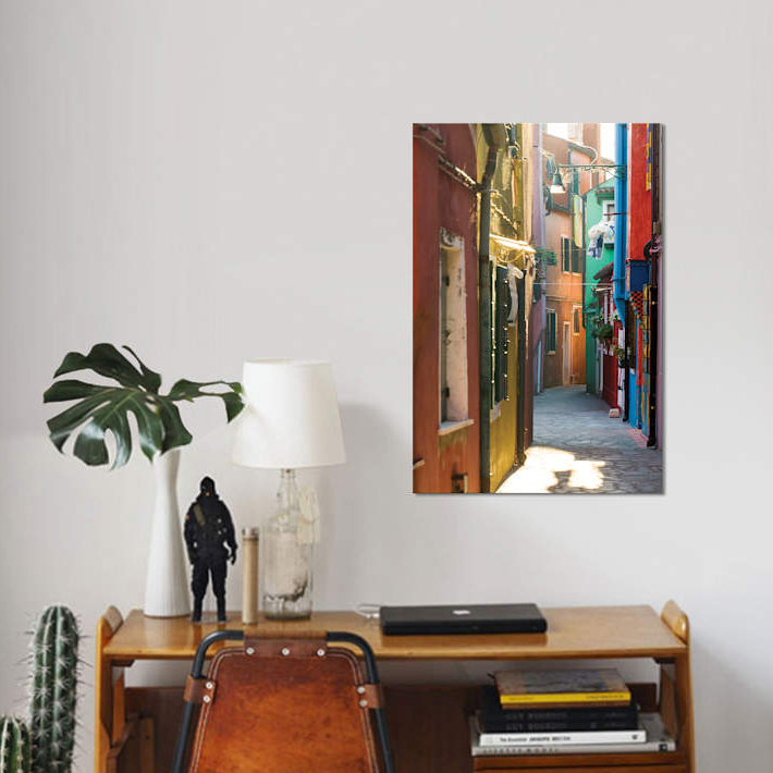 «Small Alley In Burano, Venice» par Matteo Colombo, impression sur toile, H 26 po x l 18 po x P 1,5 po, Toile tendue