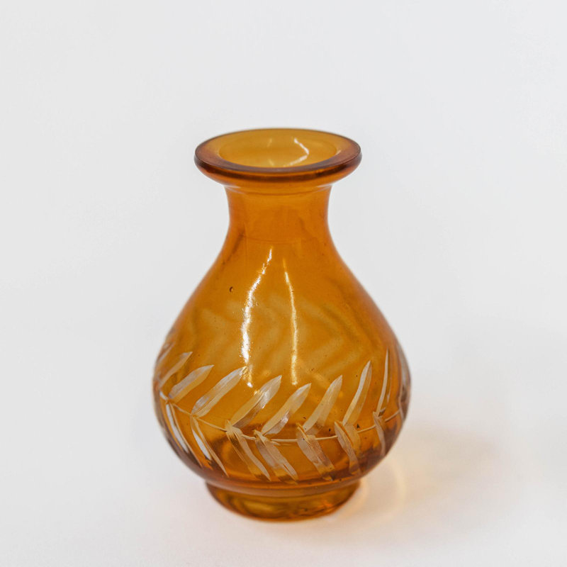 Vase courbé brun orange avec feuilles blanches