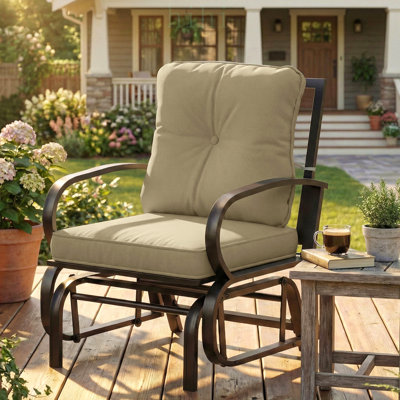 Fauteuil à bascule extérieur confortable avec structure en acier résistant aux intempéries, coussins imperméables et accoudoirs incurvés, idéal pour la terrasse, le jardin et la cour.