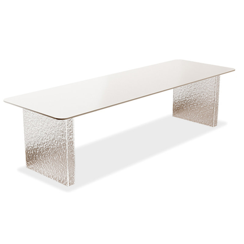 Bureau d'écriture contemporain avec pieds en acrylique ondulé givré et surface en pierre frittée, Blanc / blanc