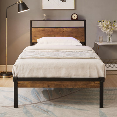 Lit simple confortable avec plateforme en métal et tête de lit en bois pour un sommeil reposant et relaxant
