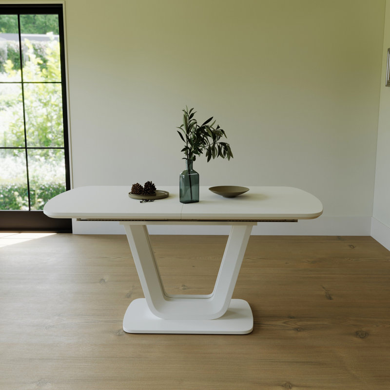 Table de salle à manger blanche avec pieds en forme de U pour une fonction extensible pratique