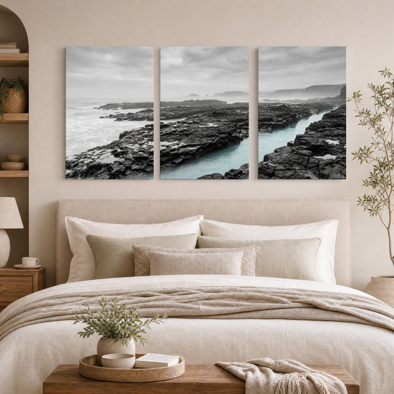 Ensemble de 3 toiles murales représentant une côte rocheuse en noir et blanc avec des touches turquoise, 36"H x 24"W x 3pcs