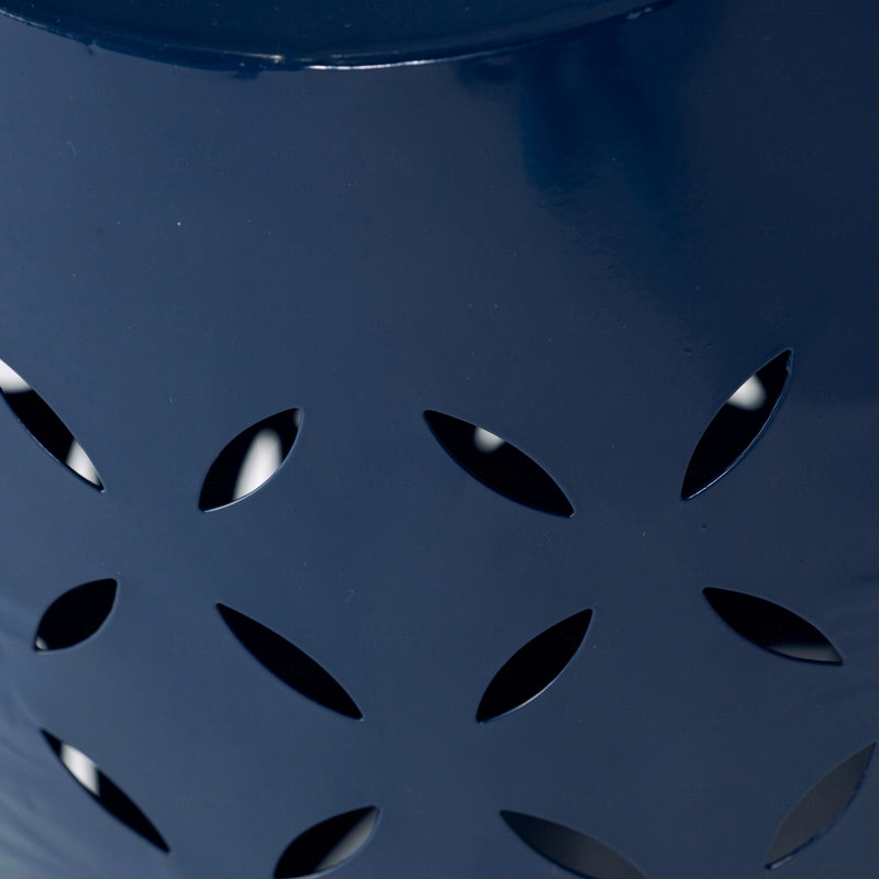 Table d'appoint extérieure bleue en métal, en forme de tonneau avec découpes en dentelle