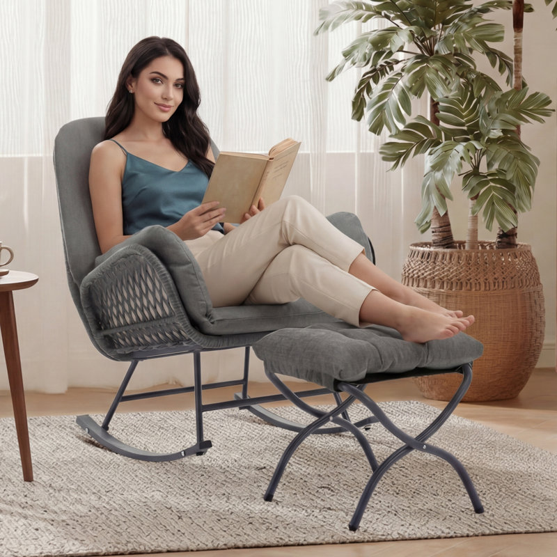 Chaise berçante d'extérieur en osier avec repose-pieds