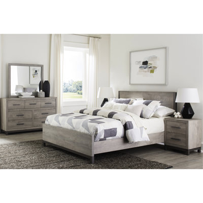 Lit pour chambre double moderne avec surface en bois et rails gris
