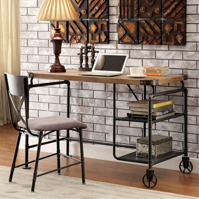 Bureau d'inspiration industrielle avec un plateau en bois noir antique et des roulettes décoratives