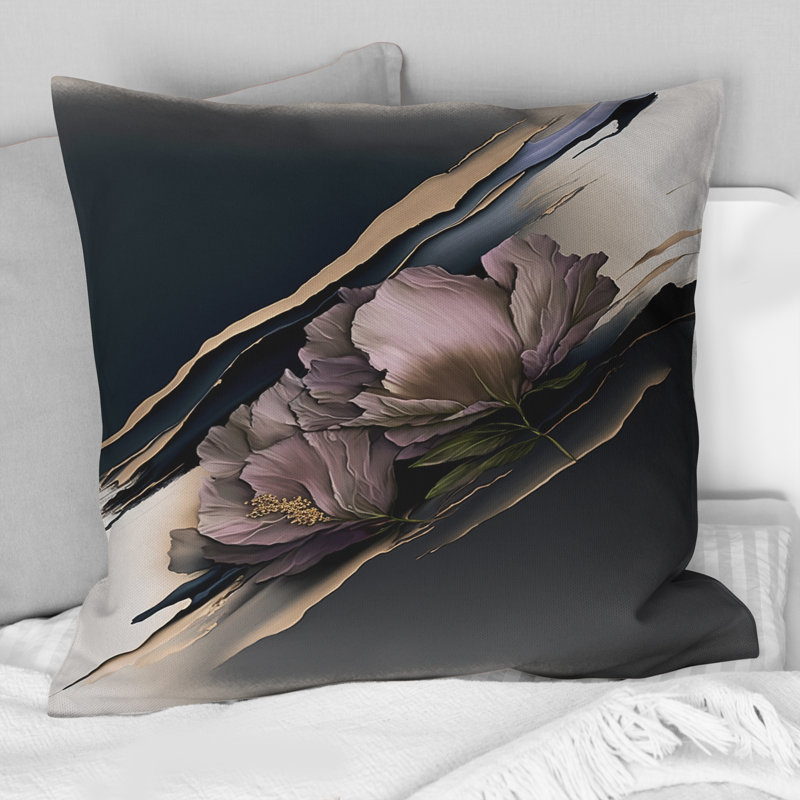Coussin décoratif avec pivoines mauves et hyperréalistes III