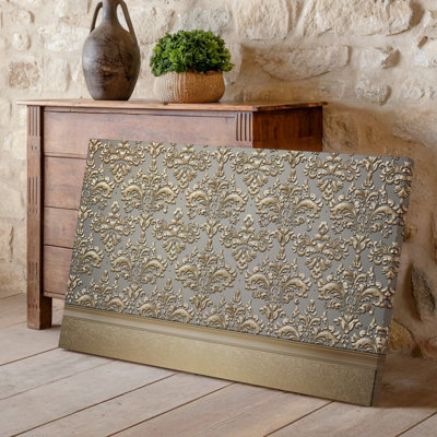 La toile crée un design de papier peint élégant avec un motif damassé complexe en or chatoyant contre un taupe doux