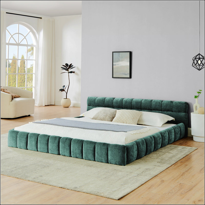 Très grande base de lit tapissier avec tissu en chenille épais, tête de lit solide et aucun sommier tapissier requis pour un confort et un style maximaux.