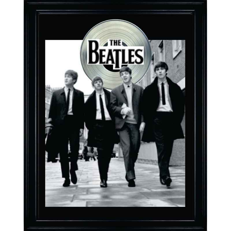 Les Beatles à Londres avec LP argenté