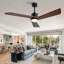 Ventilateur de plafond avec lumière et télécommande, 3 pales en bois de noyer massif, moteur à courant continu silencieux, 6 vitesses 5000 CFM, DEL à 3 couleurs à intensité variable avec mémoire, minuterie et fonction réversible pour le salon, la chambre à coucher