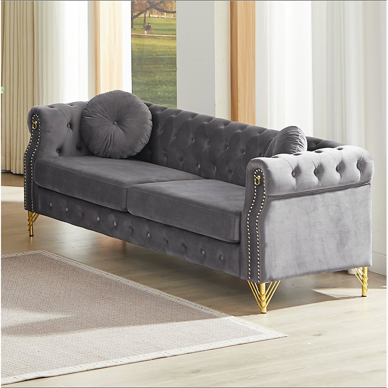 Canapé Chesterfield de 82 pouces en velours avec deux coussins ronds, avec des clous en cuivre et des boutons capitonnés, avec des pieds en métal. La conception en boucle permet de suspendre des décorations.
