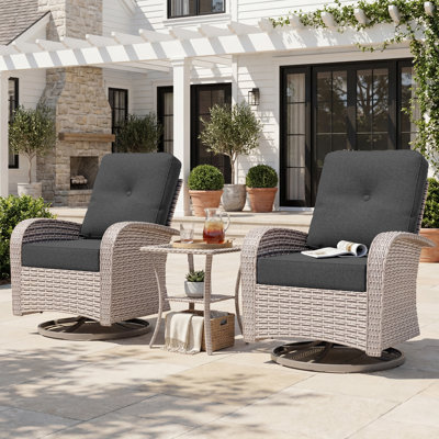 Ensemble de conversation 3 pièces en résine tressée PE pour patio, comprenant des fauteuils pivotants à bascule avec coussins et une table d'appoint en verre. Mobilier extérieur résistant aux intempéries pour terrasse, porche et jardin. Gris.