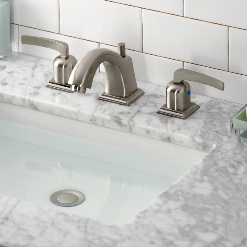Robinet de salle de bain espacé à deux poignées à 3 poignées et fixation sur le comptoir Kingston, Nickel brossé