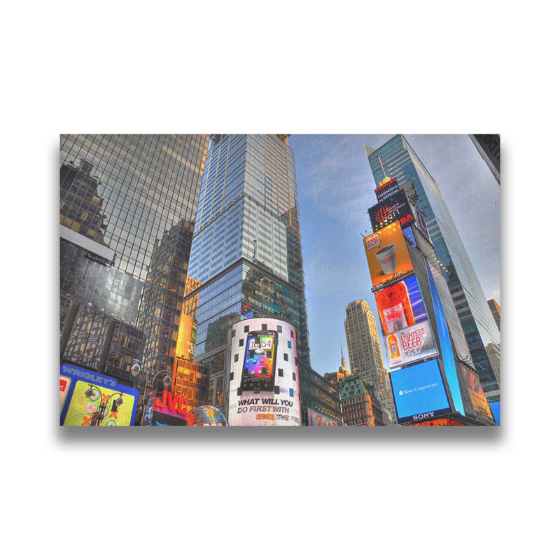 Times Square, New York, par Kelly Wade. Estampe numérique, Toile tendue, Ne s’applique pas, H 30 po x l 45 po