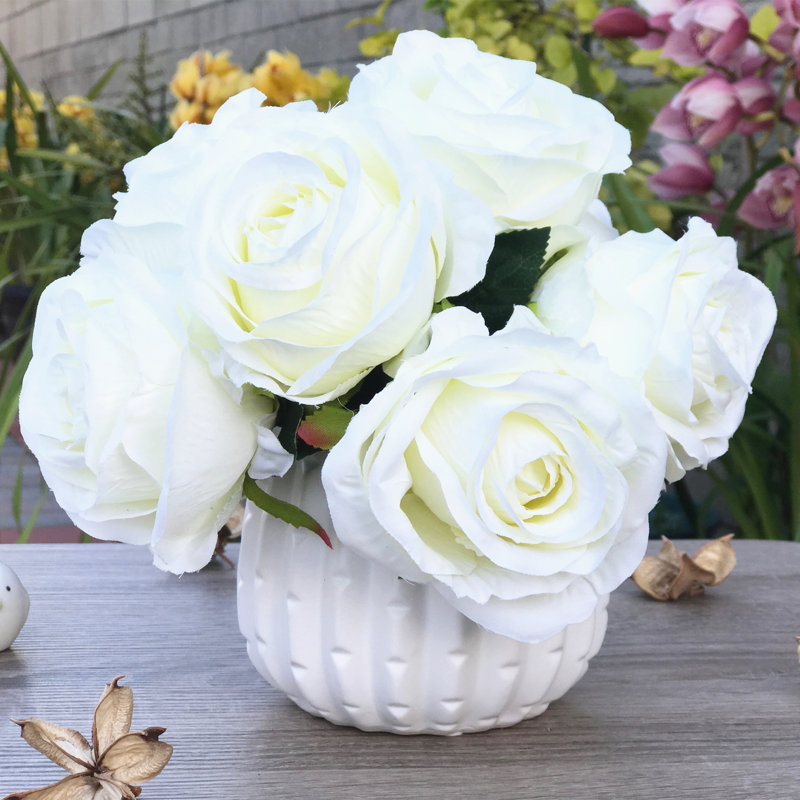Agencements de roses ouverts artificiels et étagères en vase, Crème