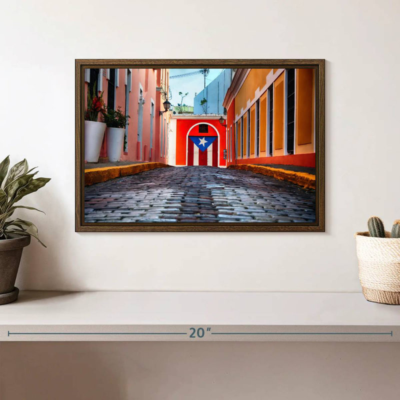 Rue pavée dans le vieux San Juan, 13 po x 9 po, Cadre flottant noyer