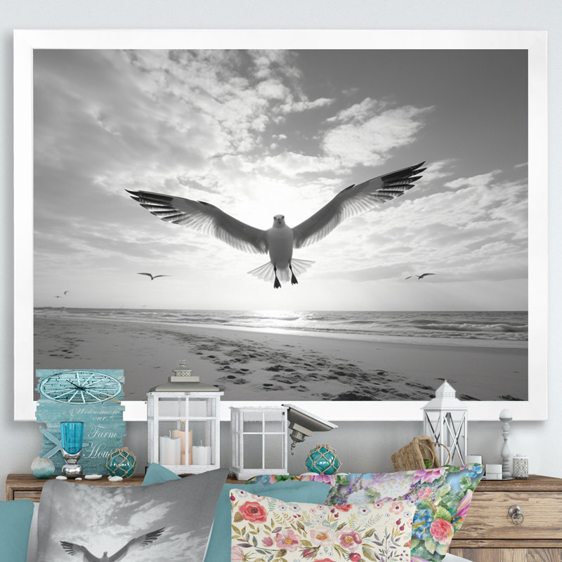 Gray Beach Seagulls In Flight II, reproduction d'art sur toile, H 12 po x l 20 po x P 1 po, Cadre simple blanc