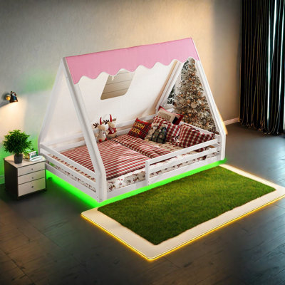 Lits fantaisistes en bois massif, conception de plancher de maison compacte, idéale pour les jeux d'enfants