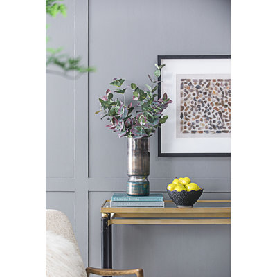 Vase Stellar Smokey en verre bleu avec accents chromés, élégant et durable pour une décoration moderne