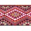 Décoration de sol bohème avec un tapis de couloir turc rouge vif avec des motifs géométriques et un design multicolore pour un intérieur unique