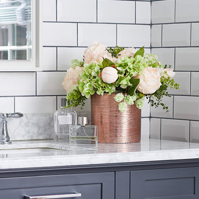 Arrangement floral hortensia et pivoines à la fois quotidien dans vase