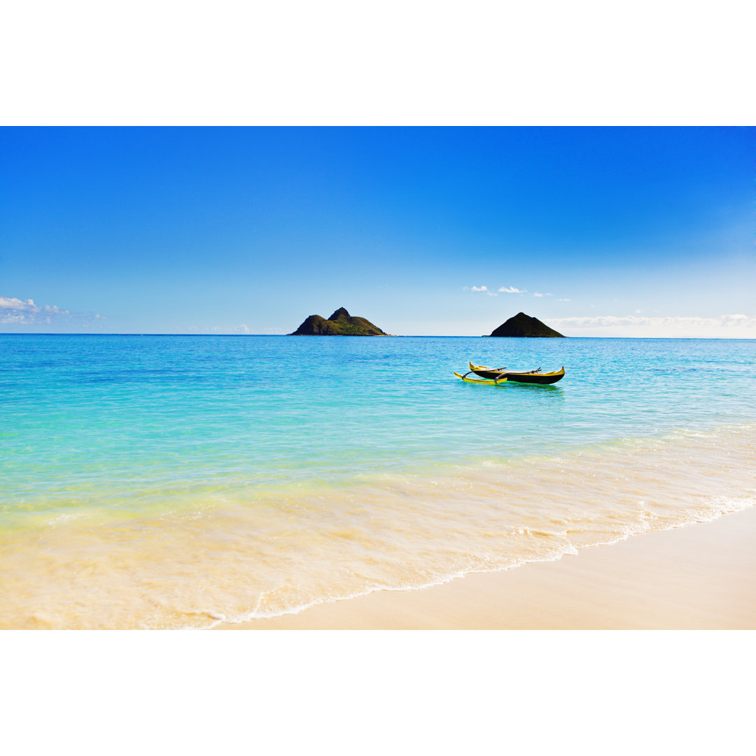 Outrigger Kanu am Strand von Oahu Hawaii von YinYang - Kunstdrucke ohne Rahmen auf Leinwand