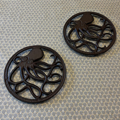 Round 2 Piece Trivet Set