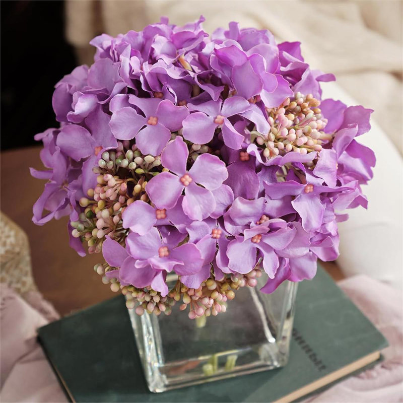 Arrangement d'hortensias en soie dans un vase