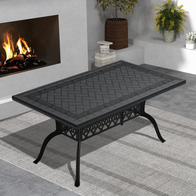 Table de patio en aluminium moulé - Cadre noir, rectangulaire, détails soignés, motif de repas extérieur protégé