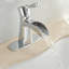 Robinet de salle de bain poli à poignée simple avec bec cascade et bonde