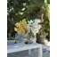 Vase de lune avec cymbidiums jaunes et vandas blancs-525134410
