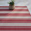 Tapis intérieur / extérieur en polypropylène tissé à plat et à rayures rouges modernes Solterra Renzo