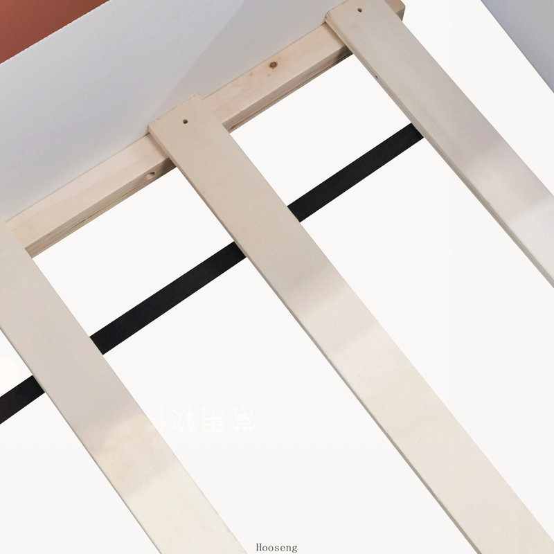 Structure de lit de jour grand rembourré avec clôture de sécurité et escalier, brun et blanc, structure de lit de jour familiale à profil bas