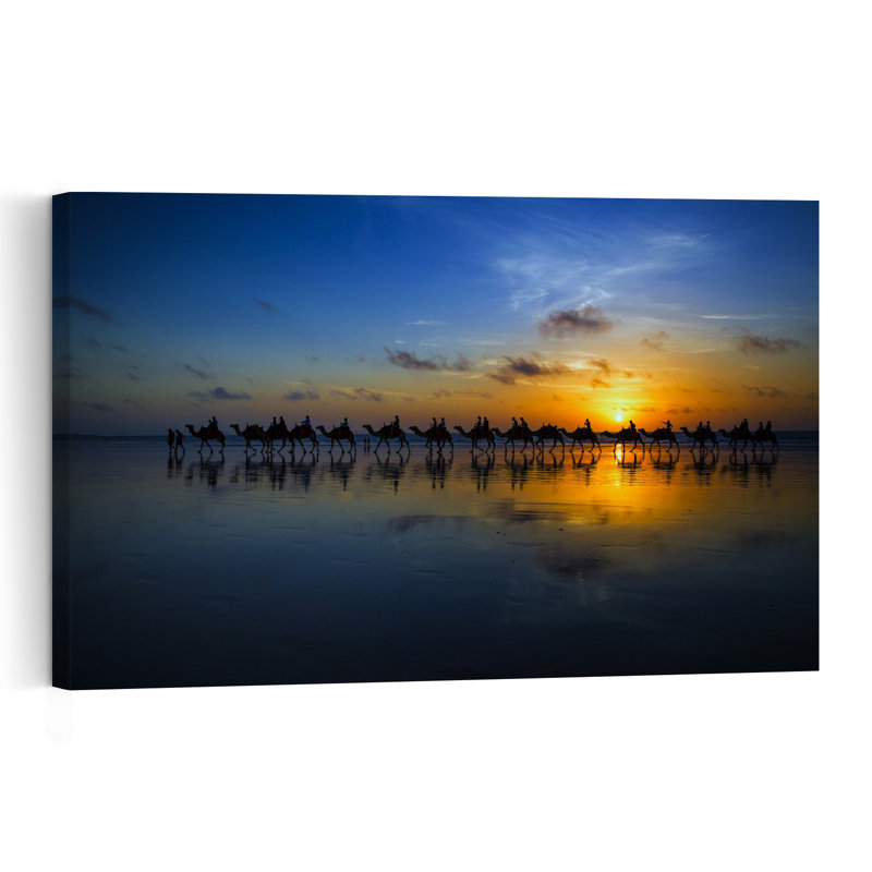 Chameaux sur une plage au coucher du soleil - Paysage de plage paisible, serein et tranquille (affiche murale), 16" H x 24" W