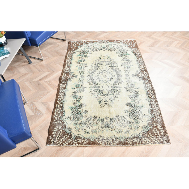 Tapis turc rétro pour le salon avec un motif floral offrant un décor de maison classique et confortable