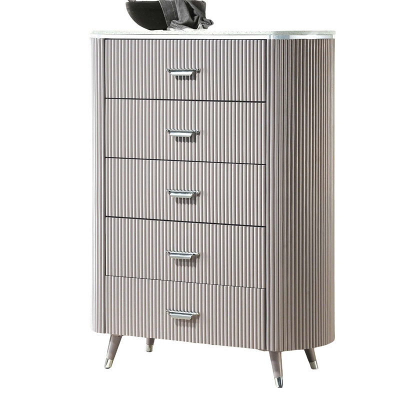 Commode unique 1 pièce de style contemporain avec dessus en pierre de culture, tiroirs à queue d'aronde anglaise et poignées en chrome pour les chambres à coucher modernes