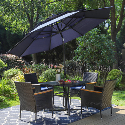 Ensemble repas d'extérieur en métal 5 pièces avec parasol Alyah, coussins bleu marine, plateau de table carré en bois
