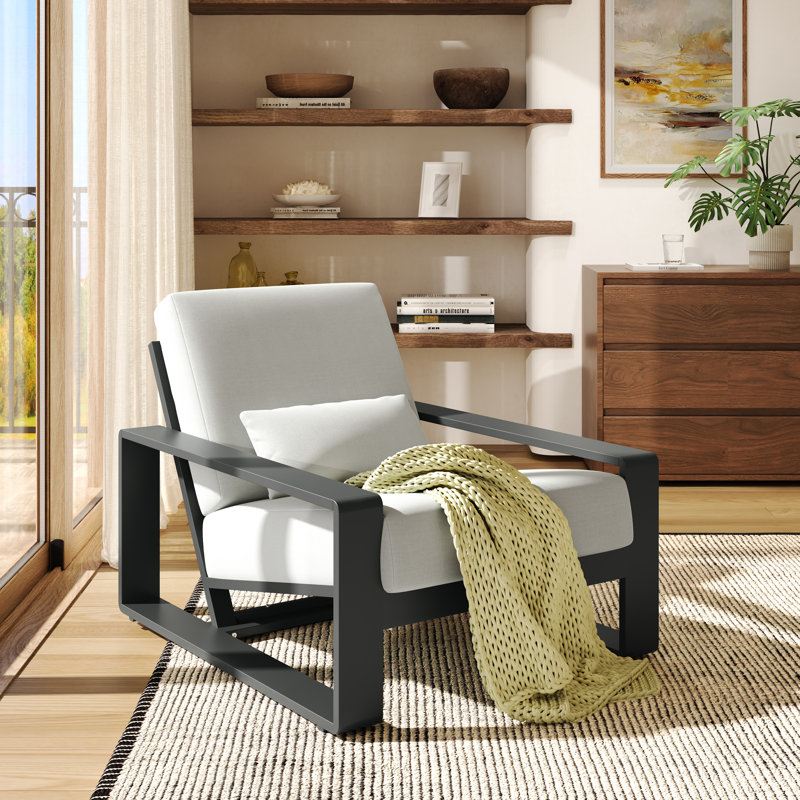 Chetan Indoor/Outdoor Aluminum Lounge Chair, Structure noir / coussin gris clair