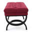 Tissu rouge élégant, avec une touche royale et un banc classique capitonné avec un motif à losanges élégant