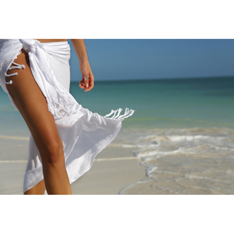 Sarong blanc sur la plage par CDheatley, H 12 po x l 18 po
